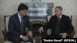 Віктор Никитюк, посол України в Таджикистані (праворуч) і кореспондент Радіо Озоді Хуршед Хамдам (ліворуч)