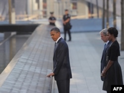 Fostul președinte Barack Obama i se va alătura, sâmbătă, lui Joe Biden la ceremonia de comemorare din New York. George W. Bush, care a făcut apel la ajutarea afganilor după retragerea SUA, se va afla la Shanksville, Pennsylvania, unde s-a prăbușit avionul care ar fi urmat să ajungă la Capitoliu. În imagine, Barack Obama, Michelle Obama și președintele George W. Bush, la 10 ani de la atentate. New York, 11 septembrie 2011.