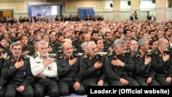 Ислам революциясы корпусының "Құдс" арнайы жасағының қолбасшысы генерал Касем Сүлеймани (алдыңғы қатарда ортада) Иранның рухани көсемі аятолла Әли Хаменеимен кездесуде отыр. 16 қыркүйек 2015 жыл.