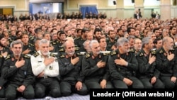 Касем Сулеймани (в центре) 16 сентября 2015 года на встрече спецчастей «Аль-Кудс» с верховным лидером Али Хаменеи