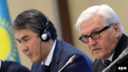 Frank Walter Steinmeier (dreapta) la forumul economic germano-kazah, Astana, 10 noiembrie 2014