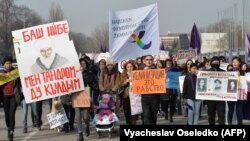 Участники женского марша 8 марта в Бишкеке.