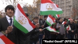 В 2016 году таджикистанские чиновники заявили, что теперь шить национальные флаги будут исключительно внутри страны