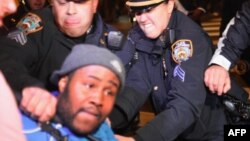 Архивска фотографија: Полицијата апси припадници на движењето Окупирај го Вол Стрит во Њујорк на 26 октомври 2011 година.