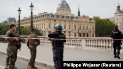 Polițiști în fața sediului central al Poliției din Paris