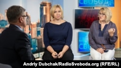 Olekszandr Laszcsenko újságíró interjút készít Okszana Romanyukkal, a Tömeginformációs Intézet igazgatójával (balra) és Ljudmila Pankratova médiajogásszal 2018-ban Kijevben