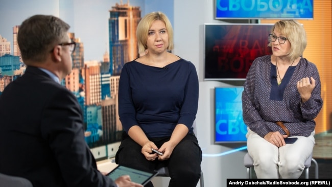 Gazetari Oleksandr Laschenko duke intervistuar Oksana Romanyukun, drejtoren e Institutit për Informim Masiv (majtas) dhe avokaten për media Lyudmila Pankratova. Kyiv, 2018.