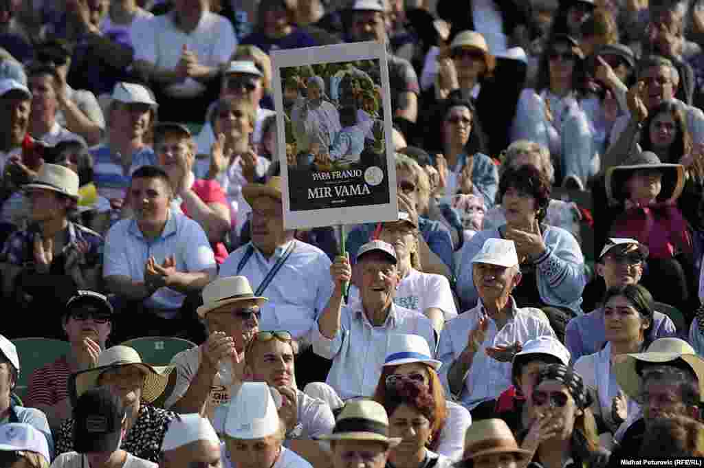 Vjernici čekaju dolazak pape Franje na stadion Koševo