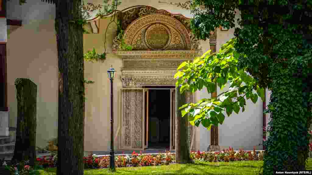 Портал Демир-Капу (&laquo;железная дверь&raquo;), ворота в основном корпусе Ханского дворца&nbsp;