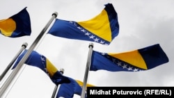 Государственный флаг Боснии и Герцеговины утвержден Европейским союзом и не содержит национальной символики