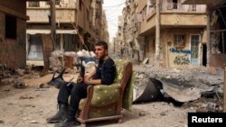 Сириялық көтерілісші қақтығыстан кейін демалып отыр. 2 сәуір 2013 жыл