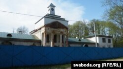 Парадны ўваход па-ранейшаму далёкі ад параднасьці.