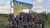Украинские военные на въезде в недавно освобожденном поселке Шевченково в Харьковской области, 10 сентября 2022 года