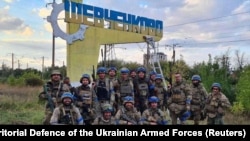 Украинские военные на въезде в недавно освобожденном поселке Шевченково в Харьковской области, 10 сентября 2022 года