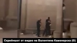 Стоп кадър от видео, показващо полицейско насилие над протестиращ на 10 юли вечерта.