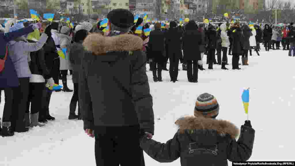 Під час великої перерви учні гімназії влаштували флешмоб, присвячений Дню соборності України