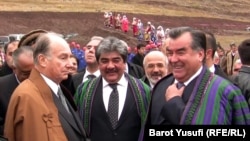 Тәжікстан президенті Эмомали Рахмон (оң жақта) мен ханзада Ага Хан. Тәжік-ауған шекарасы, 1 қараша 2011 жыл.