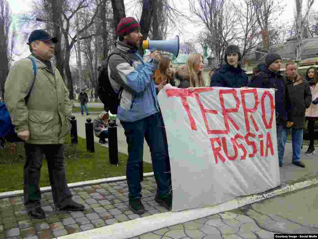 Comemorarea lui Boris Nemțov la ambasada rusă de la Chișinău, pe 28 februarie.