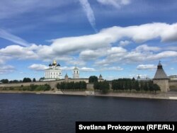 Незаконченная надпись "Россия начинается здесь" на набережной Великой в Пскове
