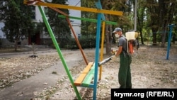 Обработка детской площадки в Армянске, Крым, 3 сентября 2018 года