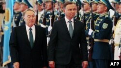 Президент Польши Анджей Дуда (справа) и президент Казахстана Нурсултан Назарбаев. Астана, 6 сентября 2017 года.