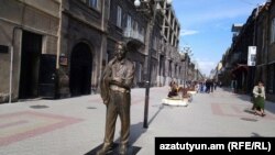 Armenia - The statute of the late U.S.-Armenian billionaire and philanthropist Kirk Kerkorian on a street in Gyumri, October 21, 2018.