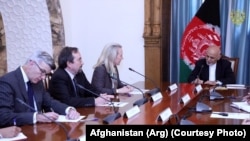 محمد اشرف غنی رئیس جمهور افغانستان حین صحبت با الیس ویلز معاون وزارت خارجه امریکا در امور آسیای جنوبی و مرکزی در کابل. May 12 2019