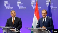 Kryeministri hungarez Viktor Orban dhe Presidenti i Këshillit të Evropës, Donald Tusk, në konferencë të përbashkët në Bruksel. 