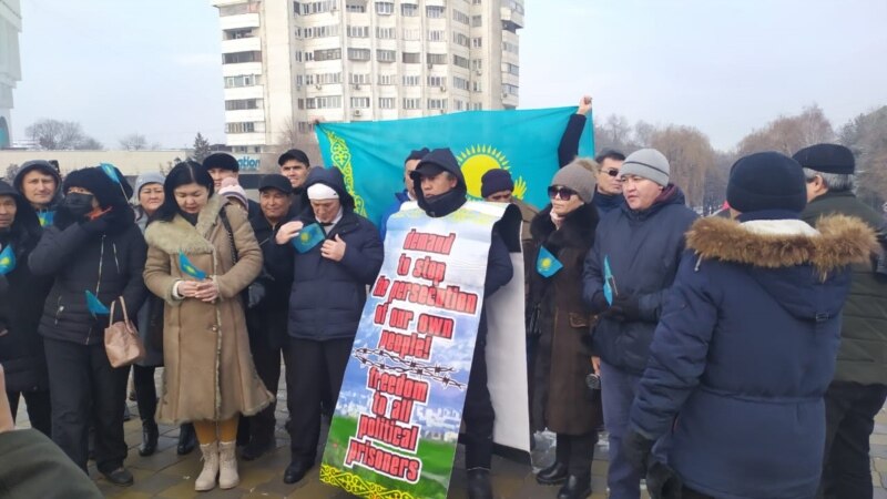 Активисттер Киевди блогер Ахметти Казакстанга өткөрбөөгө чакырышты