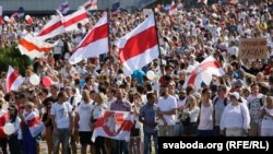 Першы нядзельны марш 16 жніўня ў Менску сабраў некалькі соцень тысяч чалавек 