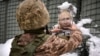 უკრაინელი ჯარისკაცი პუტინის "დახვრეტილ" გამოსახულებასთან ფრონტის ხაზზე. ლუგანსკი. 2022 წლის 1 თებერვალი