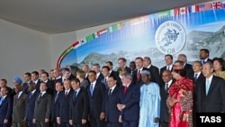 G8 leaders pose with African and other world leader in L'Aquila.