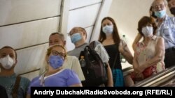 Люди в захисних масках у метро Києва, фото ілюстративне