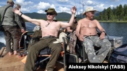 Владимир Путин (слева) и Сергей Шойгу в Тыве, архивное фото