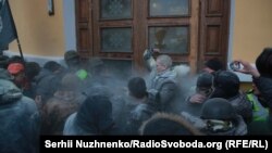 Прихильники екс-президента Грузії, керівника «Руху нових сил» Міхеїла Саакашвілі штурмують будівлю Міжнародного центру культури і мистецтв (Жовтневого палацу) в Києві, 17 грудня 2017 року