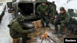Солдаты подразделения пророссийских сепаратистов в Луганской области Украины греются у костра. 19 декабря 2016 года.