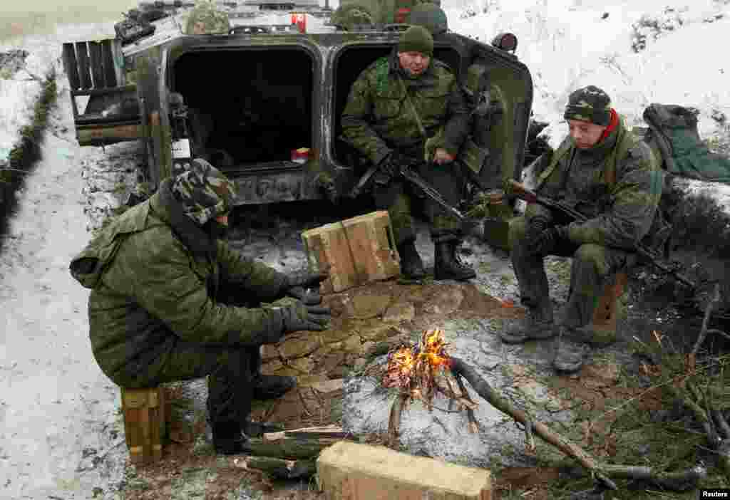 Проросійські бойовики на бойовій позиції у районі Світлодарської дуги, 19 грудня 2016 року