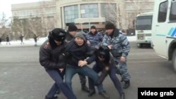 Задержания участников акции, вышедших к МВД после смерти Дулата Агадила в СИЗО. Нур-Султан, 25 февраля 2020 года.