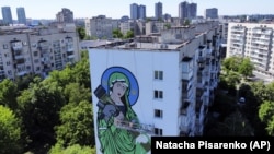 Рисунок на одном из домов в Киеве: Дева Мария с американским ПТРК "Джавелин" в руках. 24 мая 2022 года