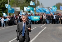 Мустафа Джемилев во время акции 3 мая 2014 года близ Армянска