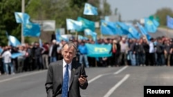 Лидер крымскотатарского народа Мустафа Джемилев направляется в аннексированный Крым, Армянск, 3 мая 2014 года
