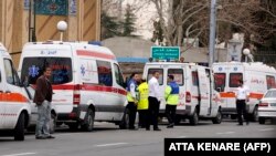 Ambulanțe în apropiera unei moschei lîngă aeroportul Mehrabad de la Teheran, după anunțul accidentului aviatic 