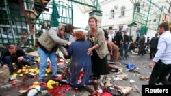 Люди помогают жертвам взрыва на центральном рынке во Владикавказе