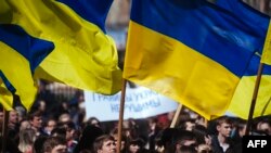 Проукраинский митинг в Луганске. Апрель 2014 года