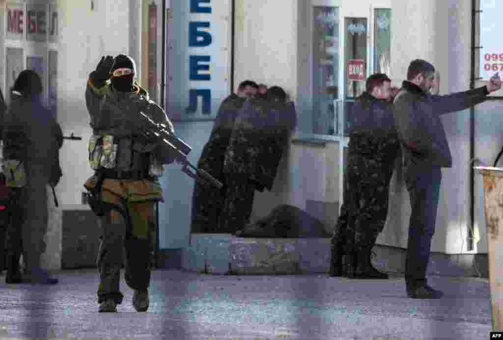 Російські військові заарештовують українських офіцерів, 18 березня 2014 року