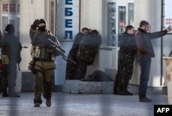 Ресей әскерилері Украина офицерлерін тұтқындап жатыр. Қырым, Симферополь, 18 наурыз 2014 жыл.