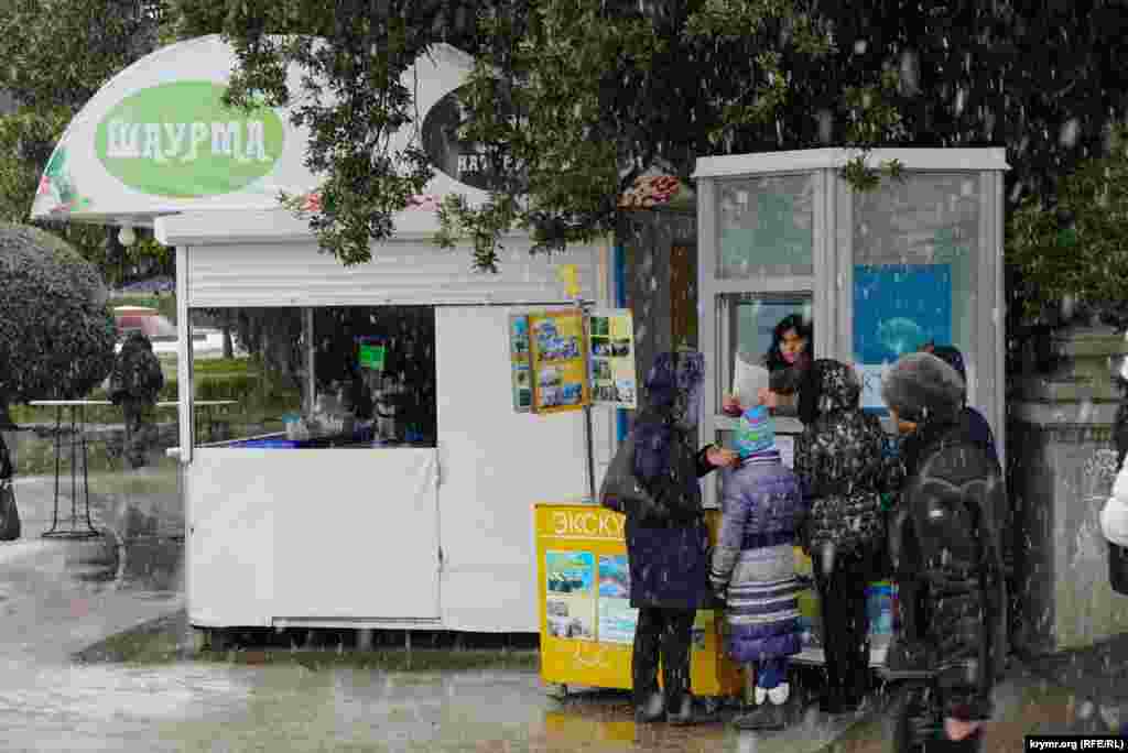 Щоправда, через нього в багатьох зірвались екскурсійні поїздки в гори. Наприклад, на Ай-Петрі. Туди працівники МНС пропускали лише транспорт підвищеної прохідності