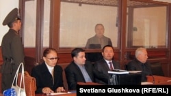 На заднем плане: Серик Баймаганбетов, бывший председатель комитета таможенного контроля, в зале суда. Астана, 19 сентября 2012 года.