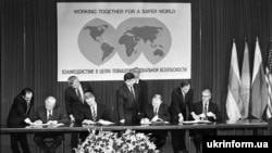 Лидеры России, США, Украины и Великобритании подписывают Будапештский меморандум, предоставляющий Киеву гарантии безопасности, в венгерской столице в декабре 1994 года