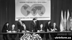 Ресей, АҚШ, Украина мен Ұлыбритания басшылары Киевке қауіпсіздік кепілдігі берілетіні туралы Будапешт меморандумына қол қойып жатыр. Венгрия, 5 желтоқсан, 1994 жыл.